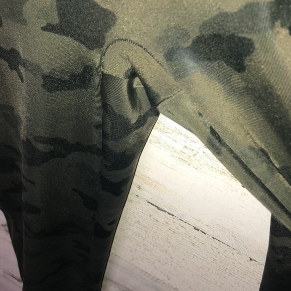 SPANX camo leggings in matte black camo size medium camo gym active leggings​​ - Picture 4 of 6